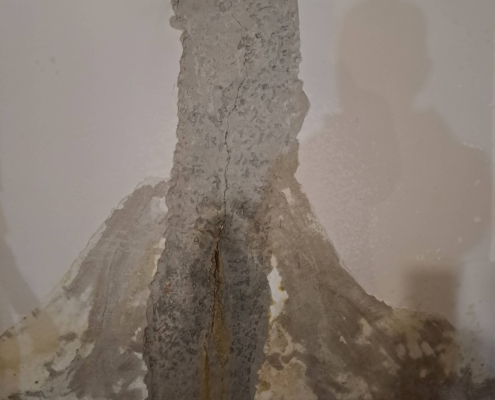 Iniezione tecnica blocco acqua- Villa Estense sigillatura fessure finestra interrata